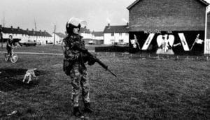 A dog barks at a soldier from The Queens Regiment while patrolling the streets of Belfast, Northern Ireland in April 1984. Nearly 2000 soldiers from the regiment, with over 200 from Sussex, were stationed in Ireland at the time. Image shot 1984. Exact date unknown. FD9K1D